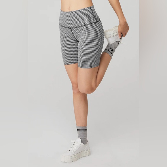 Alo Yoga High-Waist Micro Houndstooth Biker Short, XXS - Picture 4 of 8
